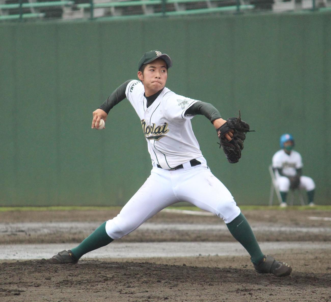 東農大三対川越南　先発し2失点で開幕戦勝利を挙げた東農大三・加藤竜（撮影・保坂恭子）
