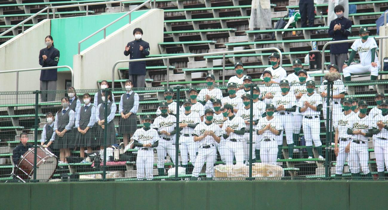 東農大三対川越南　太鼓と手拍子で応援する東農大三のスタンド（撮影・保坂恭子）