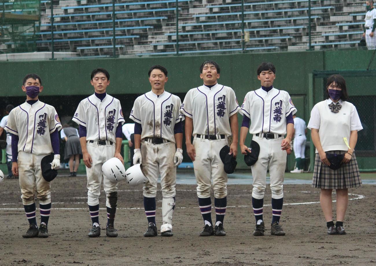 東農大三対川越南　開幕戦で敗れ、スタンドにあいさつする川越南・布施主将（右から2人目）ら選手たち（撮影・保坂恭子）