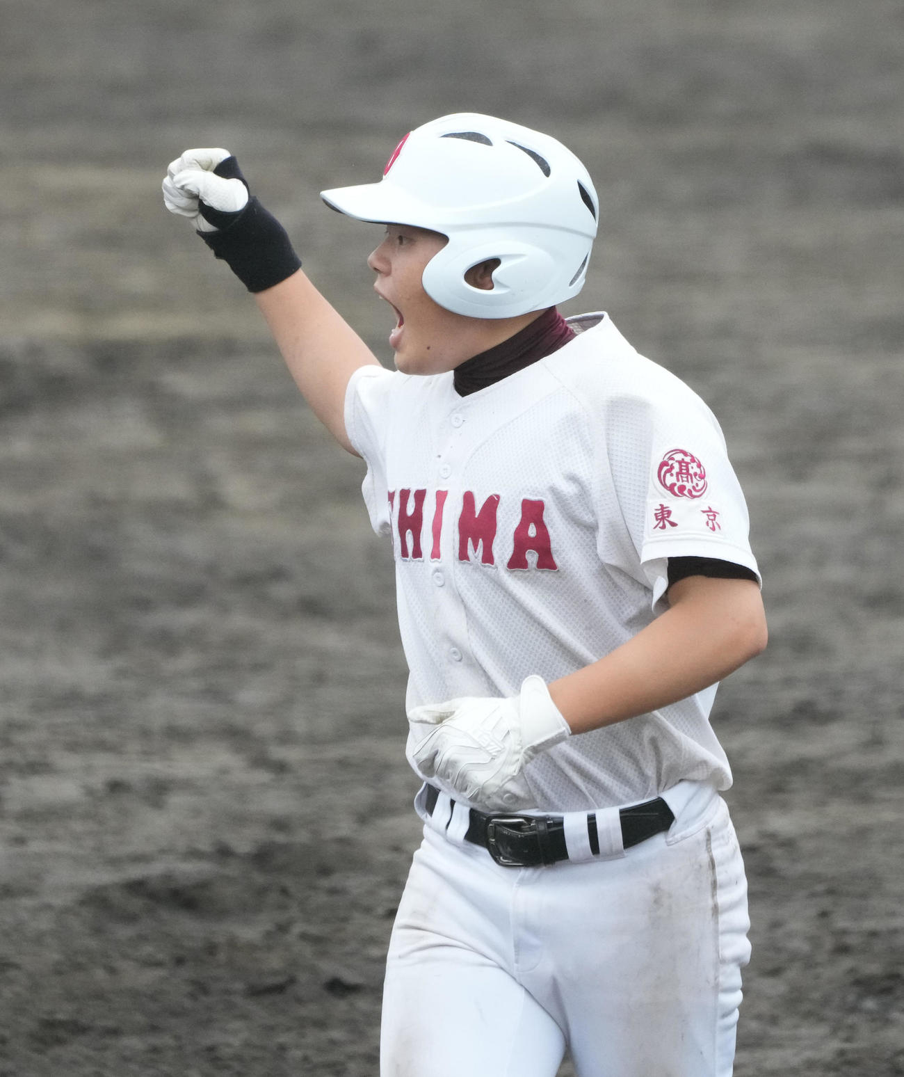 大島対葛西南・聖学院・つばさ総合　4回表大島無死一、三塁、同点の適時打を放ちガッツポーズを見せる大島・山下（撮影・菅敏）