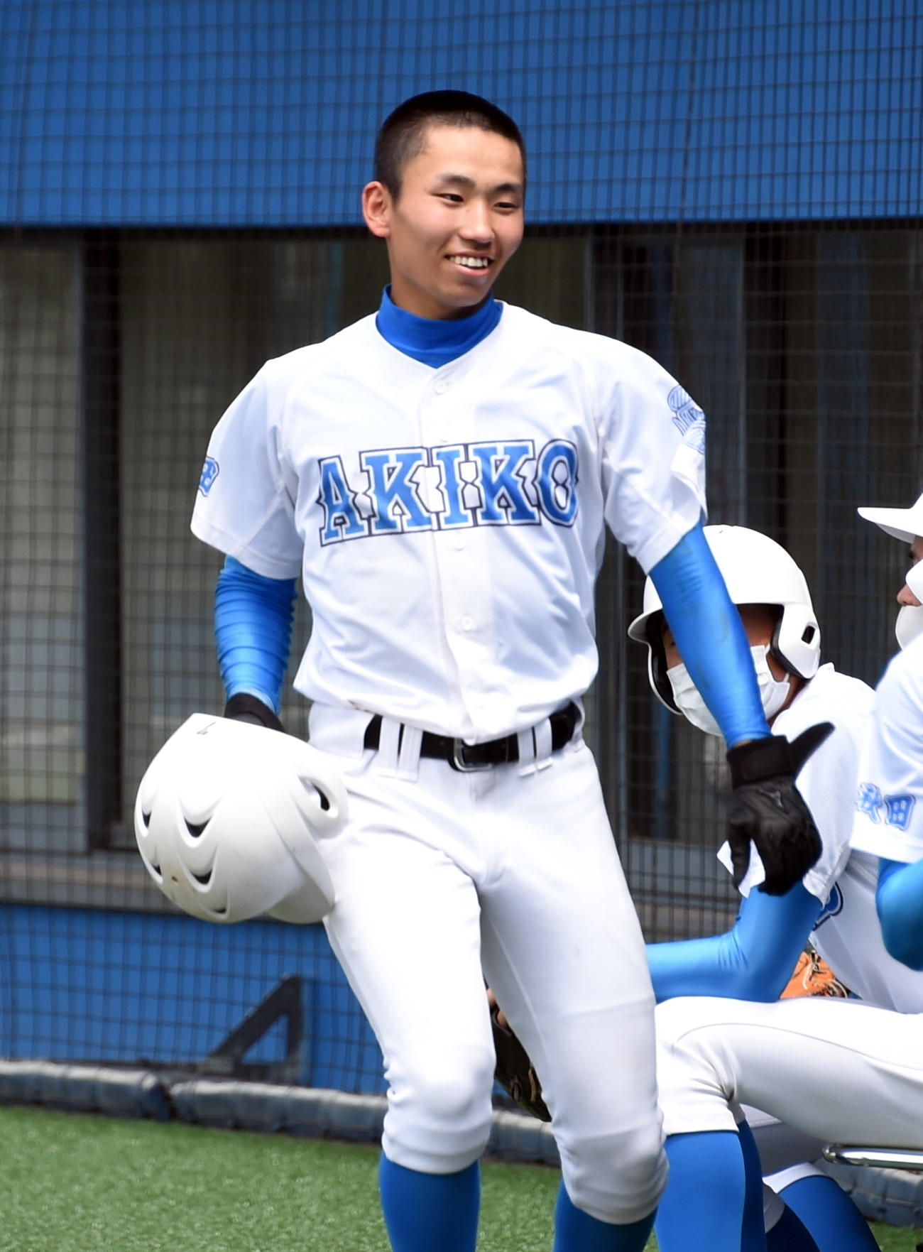 能代松陽対秋田工　3回裏秋田工1死一、三塁、スクイズを決めて笑顔でベンチに戻る小玉（撮影・山田愛斗）