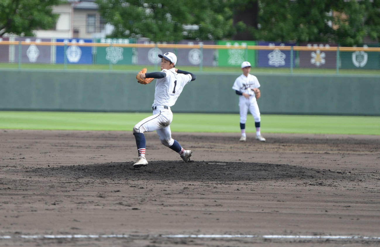 捕手として出場後2番手で登板した磯谷祐太投手（3年）（撮影・岡崎空日南太）
