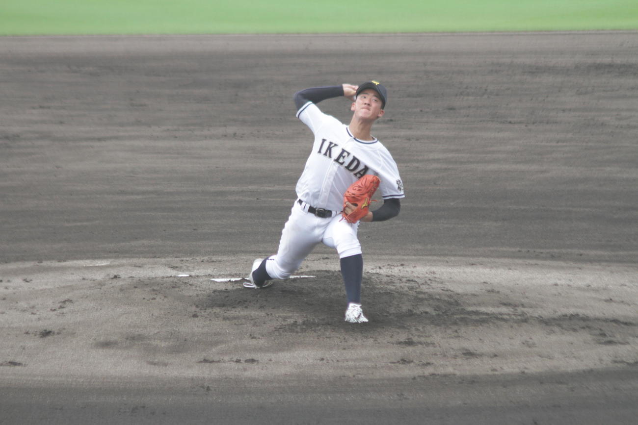 プロ注目の池田・篠原颯斗投手は徳島大会開幕戦の阿南高専戦に先発し、スカウトの前で力投した