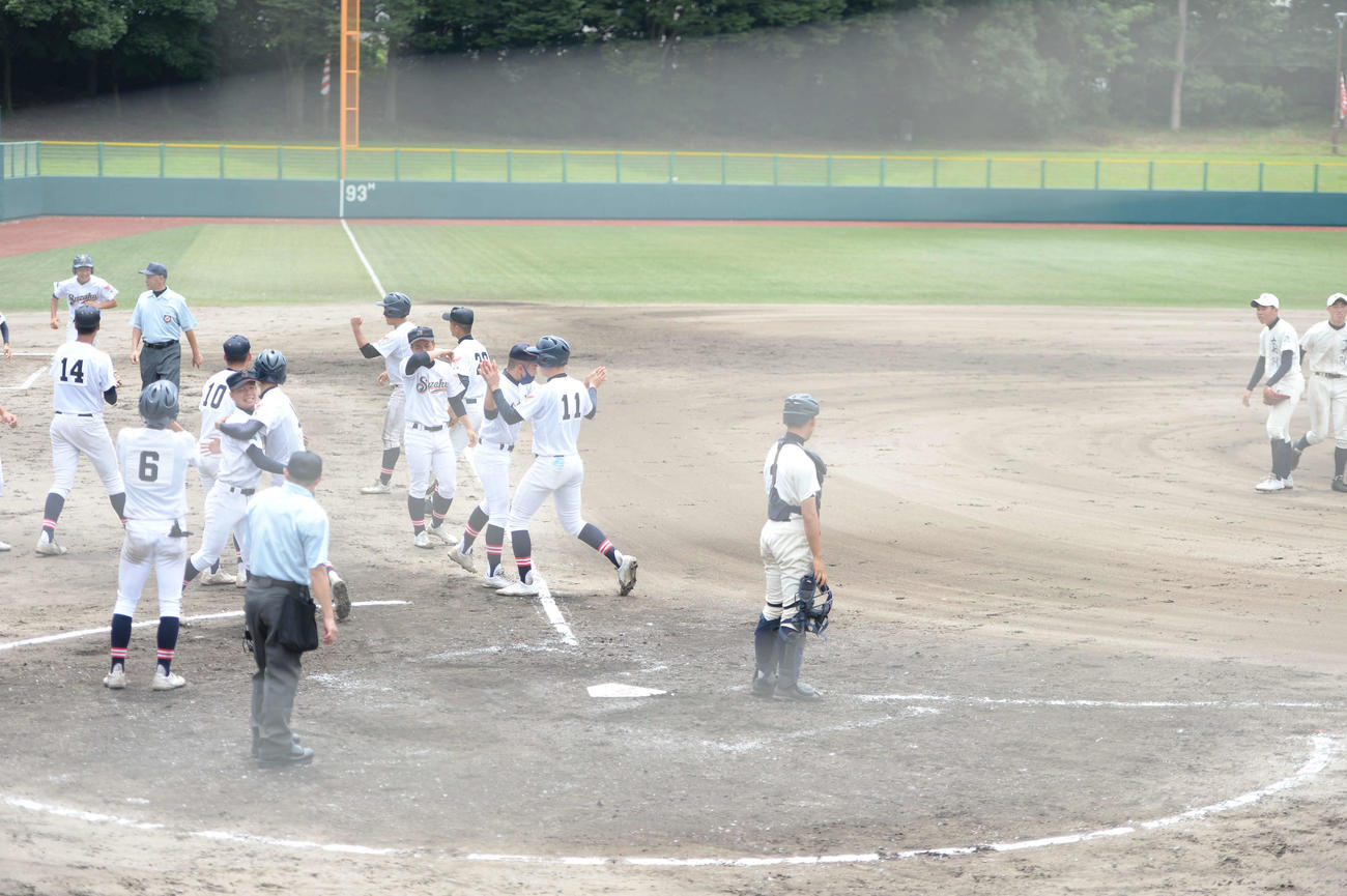 9回裏、永島秀汰のサヨナラ打で歓喜に沸く奈良朱雀・奈良商工ナイン（撮影・岡崎空日南太）