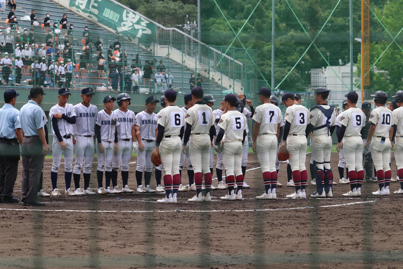 試合終了時に整列してあいさつをする熊野と和歌山商（撮影・関野真佑）