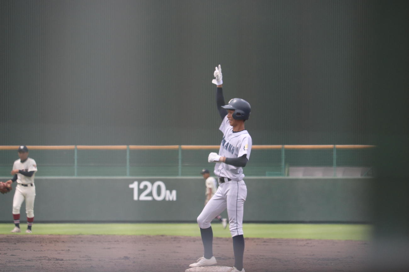 9回表、レフト前ヒットで出塁した熊野・福山航輝外野手（2年）はベース上でポーズ（撮影・関野真佑）