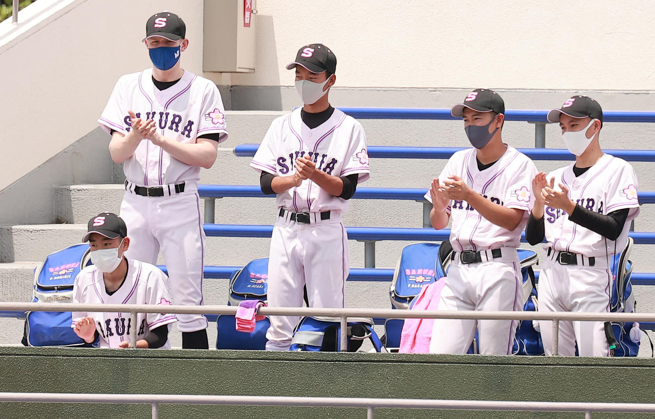 佐倉対船橋古和釜　客席から応援する佐倉シェフラー（左端）ら（撮影・野上伸悟）