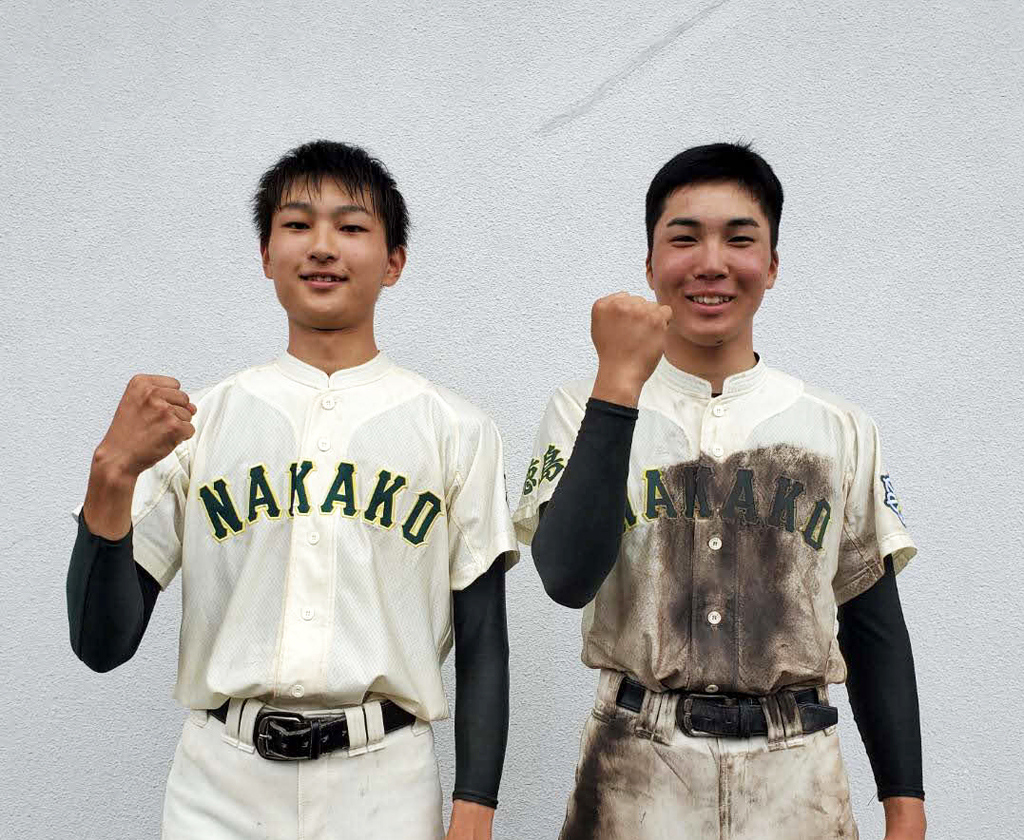 那賀の背番号1をつける前田辰樹投手（左）と連記虎白外野手は元テニス部員の2年生コンビで白星にガッツポーズ