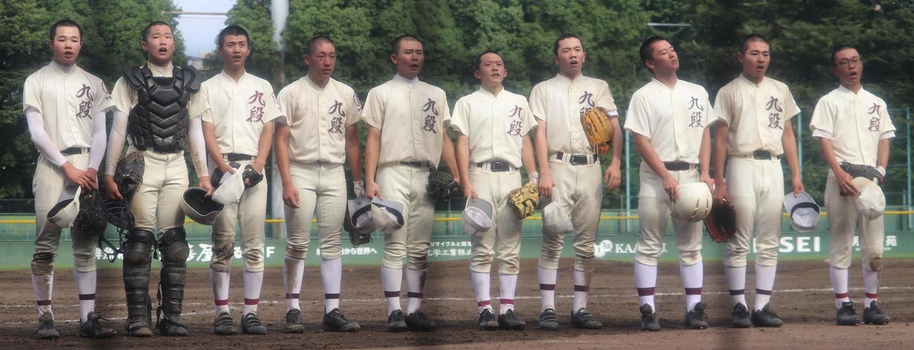 九段中教校対千早　新チーム公式戦初勝利を挙げた九段中教校の全選手10人（撮影・古川真弥）