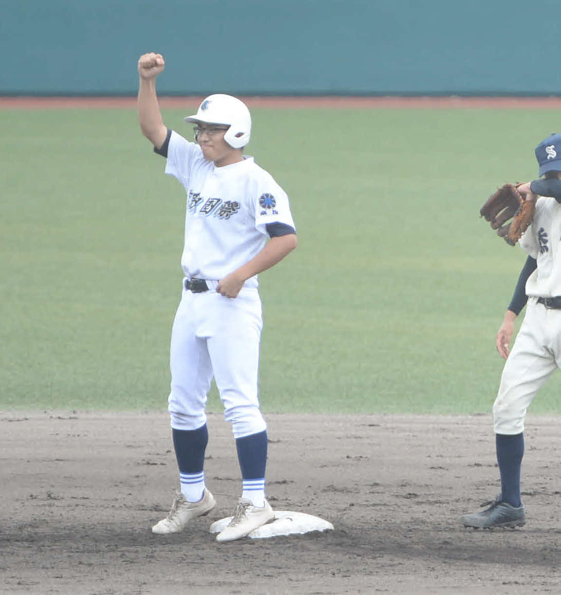 添上対高取国際　5回裏高取国際対2死二、三塁、同点に追いつく2点適時打を放ち、ベンチに向けて拳を突き上げる南（撮影・岡崎空日南太）