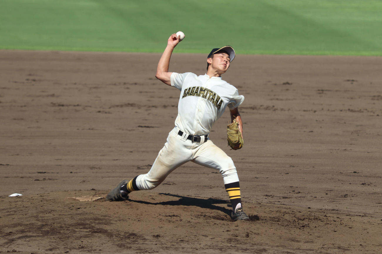 相模田名対横須賀工　力投する篠田投手（撮影・勝部晃多）