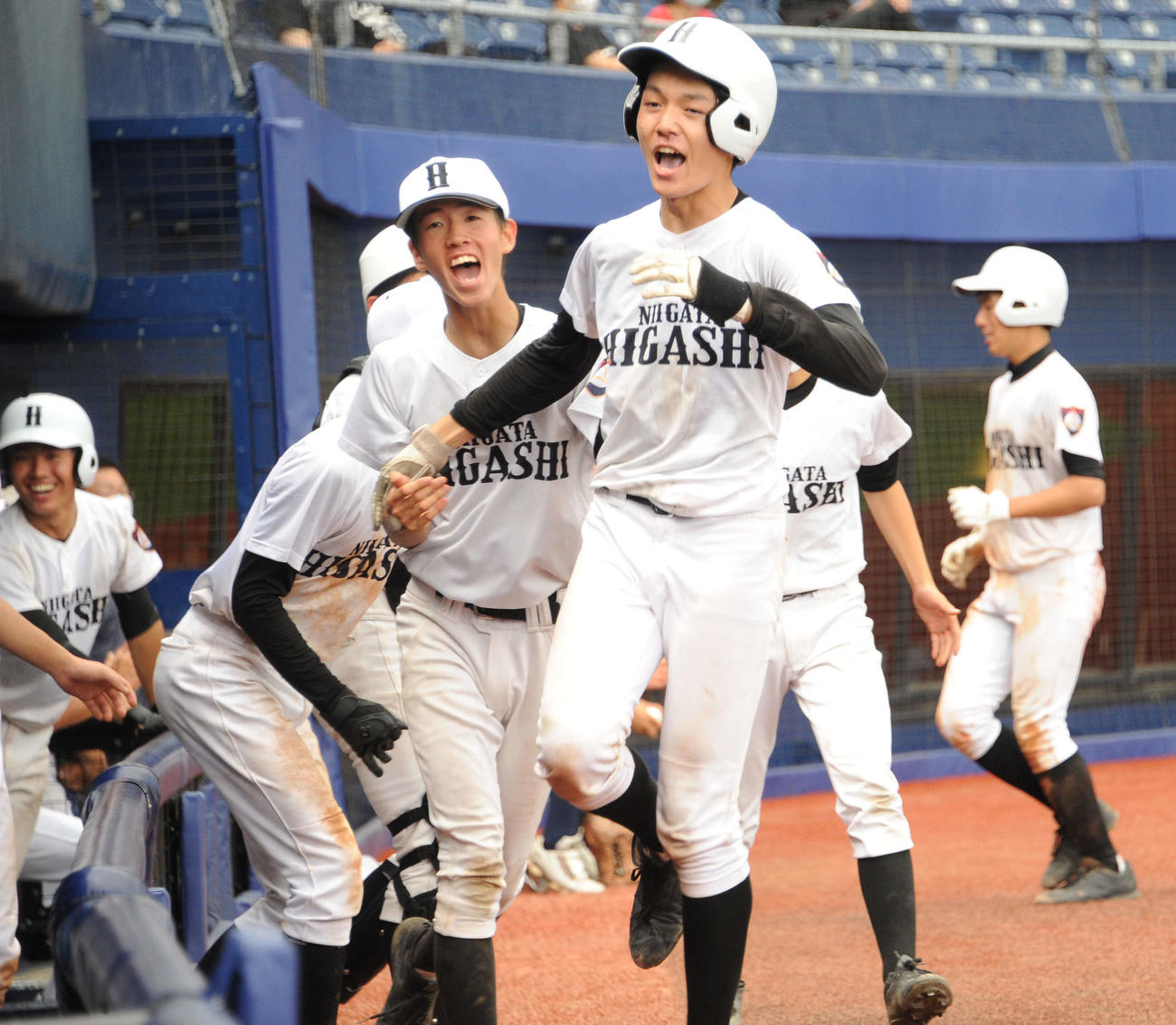 新潟東対豊栄農林　6－4出迎えた9回1死三塁で大会1号の2ラン本塁打の新潟東・谷本は飛びはねながらベンチに戻る