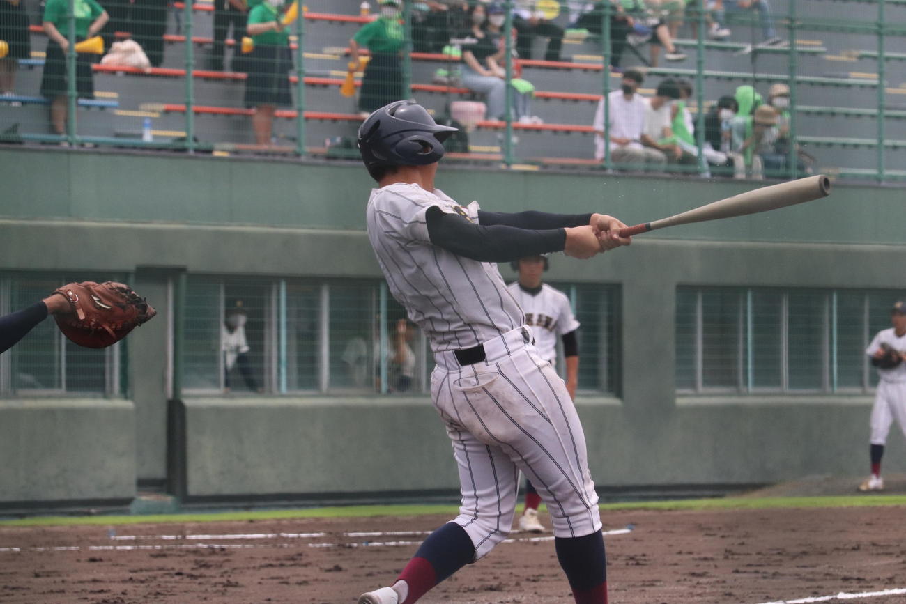 粉河・橋本優二郎内野手（3年）は素手で打席に立つ（撮影・関野真佑）