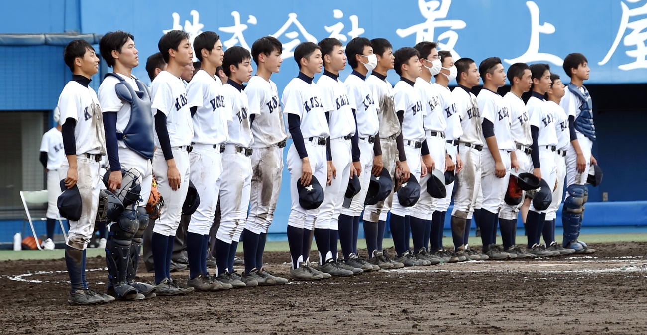 初戦を突破し、校歌を歌う秋田高専ナイン