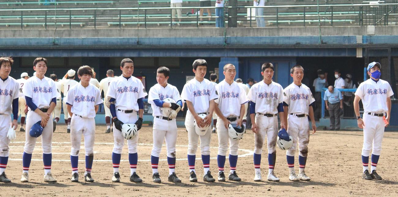 不動岡対新座　初戦敗退し、スタンドにあいさつをする右から新座の村松監督、原島主将ら（撮影・保坂恭子）