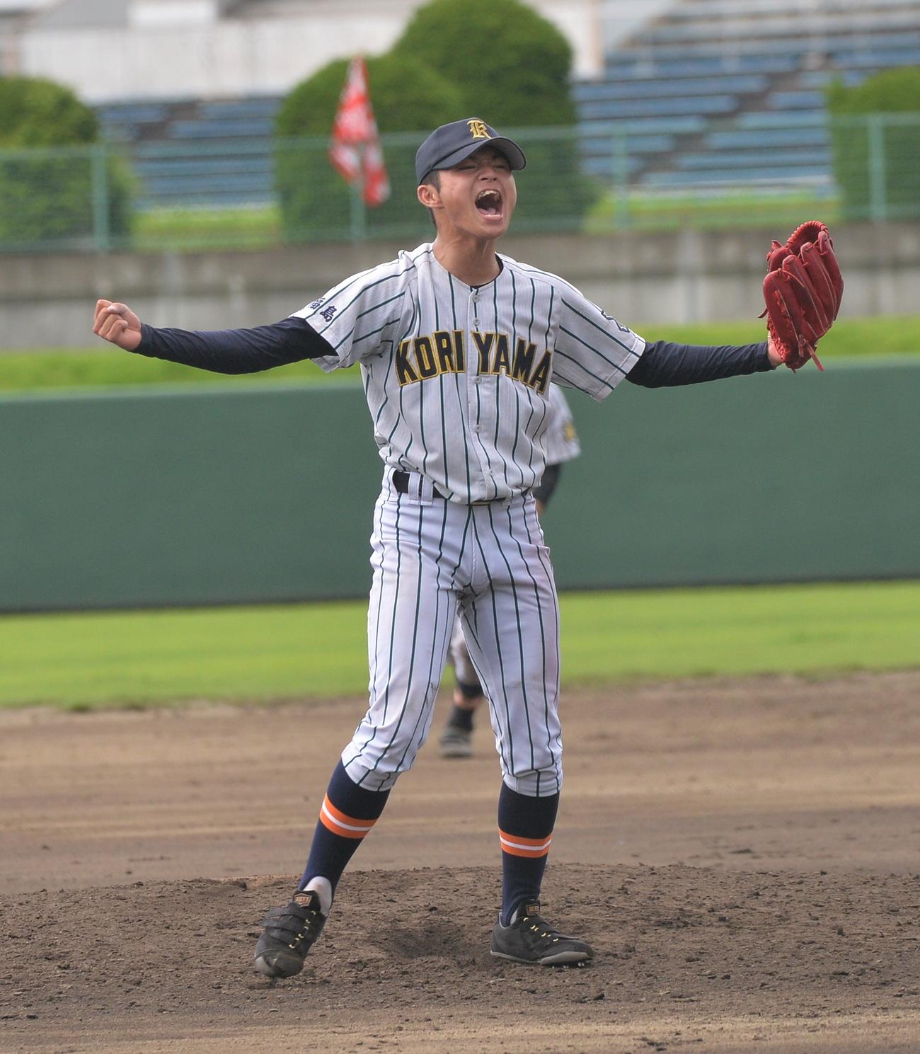 最後の打者を打ち取りマウンド上で雄たけびを上げる郡山北工・大和田（撮影・佐藤究）
