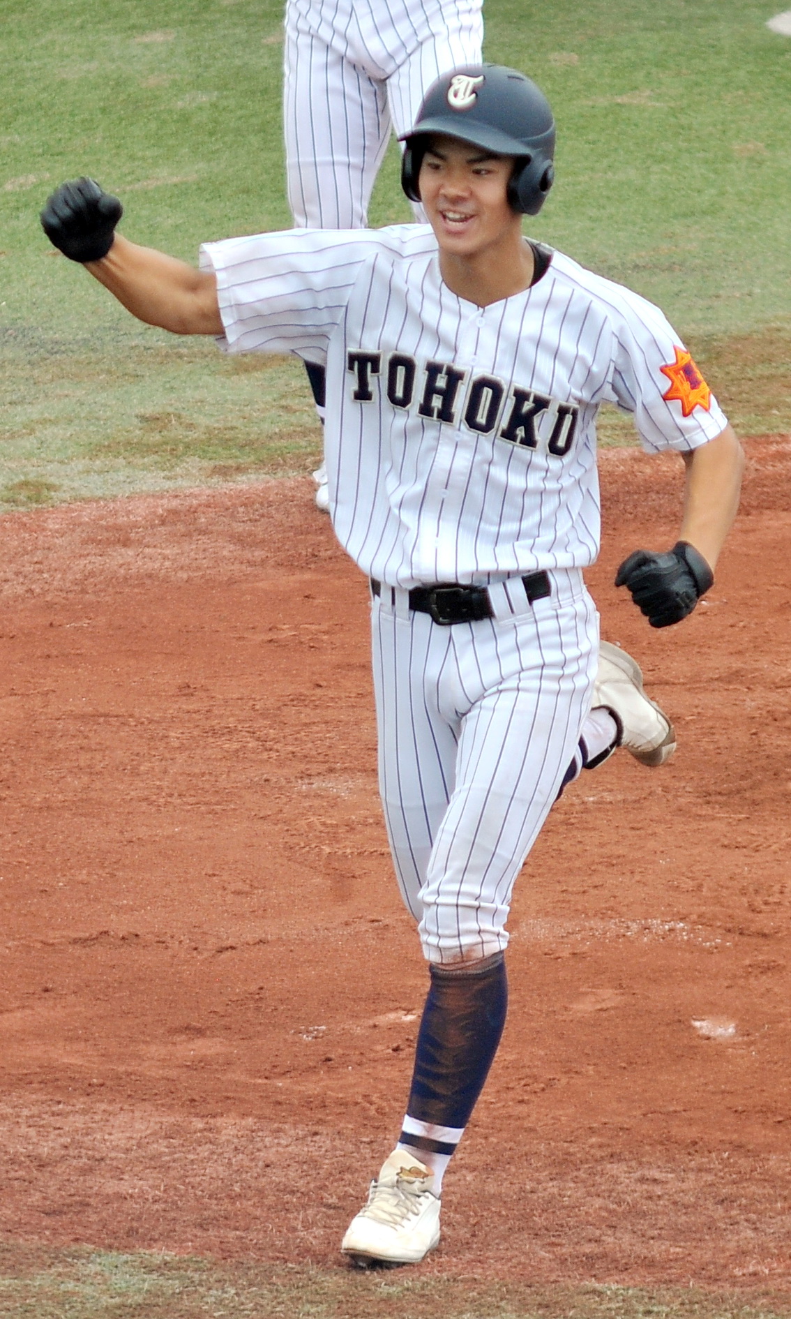 3回、東北・竹中は左翼越え3ランを放ち、ガッツポーズで生還する