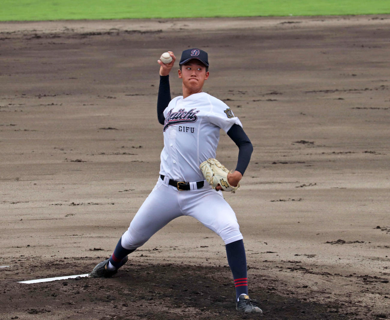 1回表、加茂打線を三者三振に打ち取る岐阜第一・阪口（撮影・山崎健太）