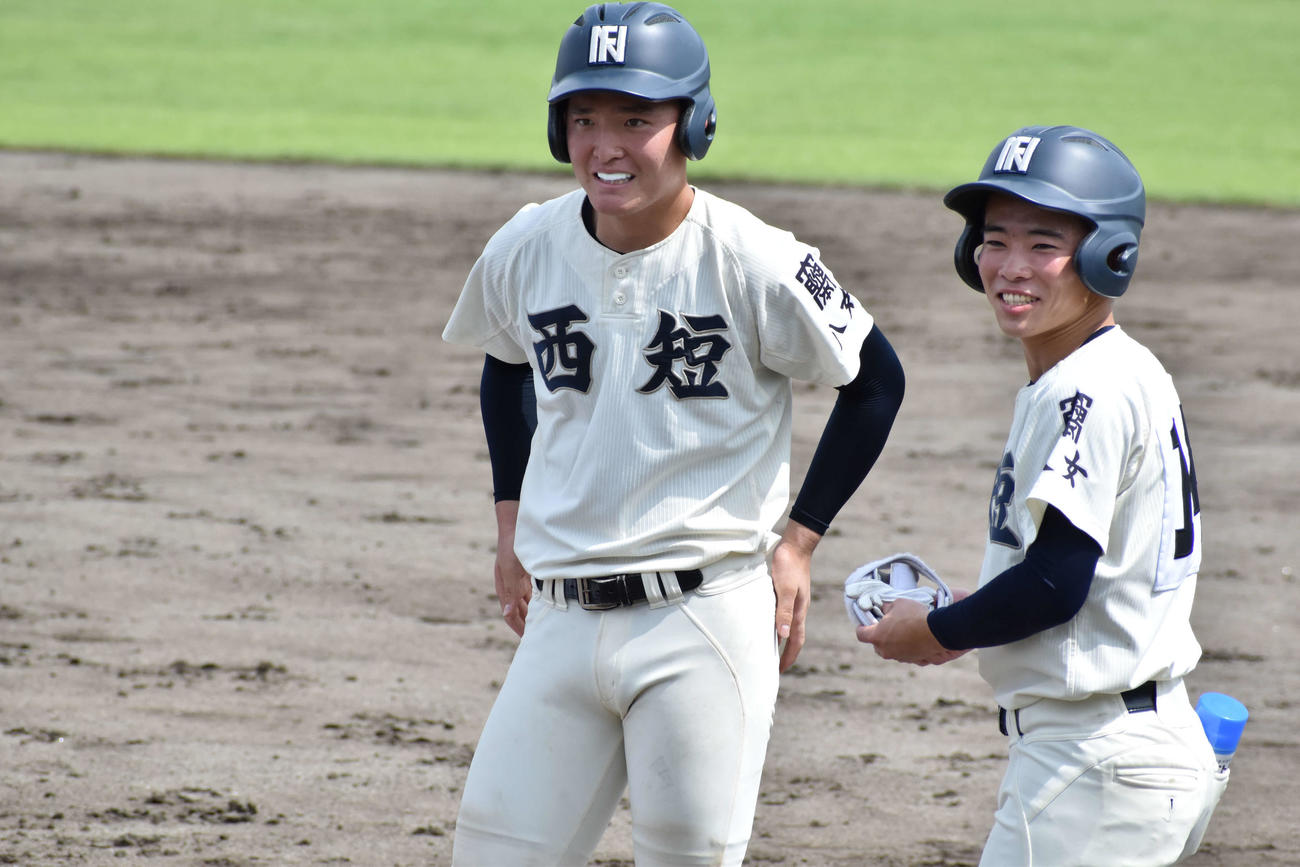 西日本短大付対八女農　西日本短大付・三宅（左）は2回1死満塁で右前適時打を放ち笑顔を見せる（撮影・只松憲）