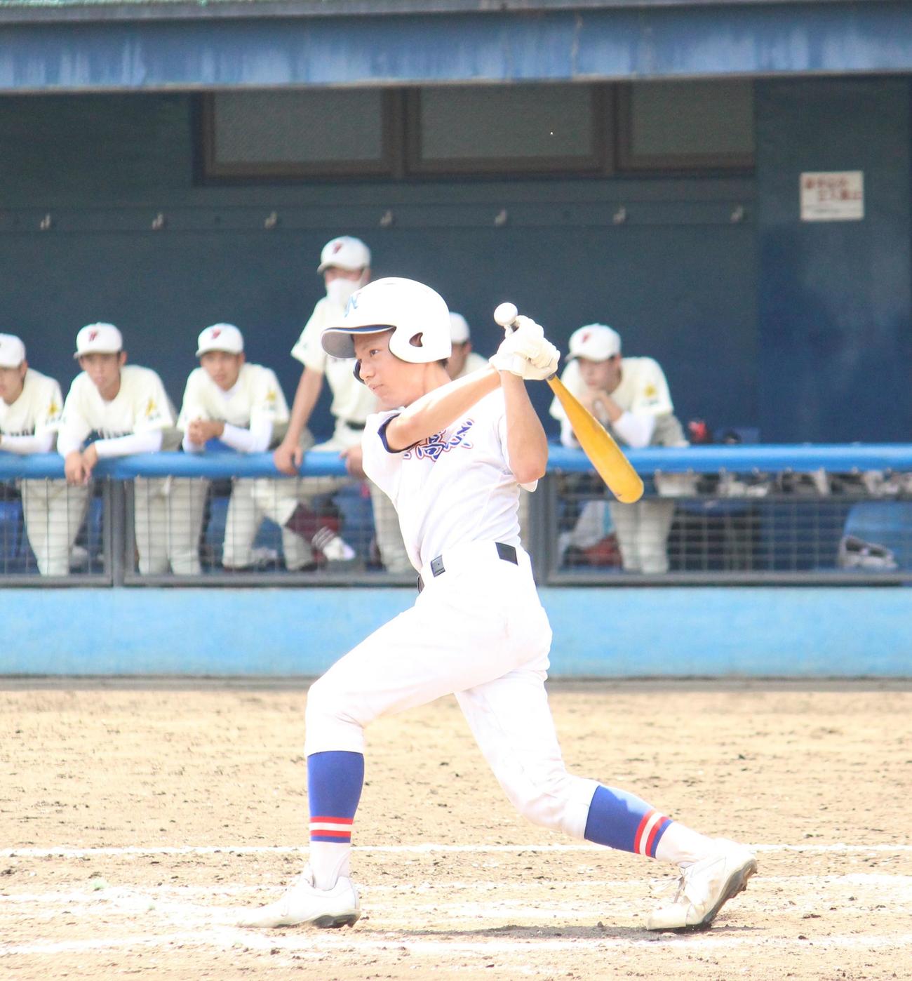不動岡対新座　5回裏新座2死二塁、5回コールドを阻止する適時二塁打を放った原島主将（撮影・保坂恭子）