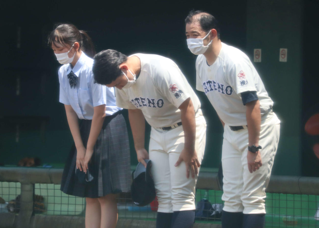 神奈川商工対横浜立野　試合後に頭を下げる横浜立野・西村監督（中央）（撮影・勝部晃多）
