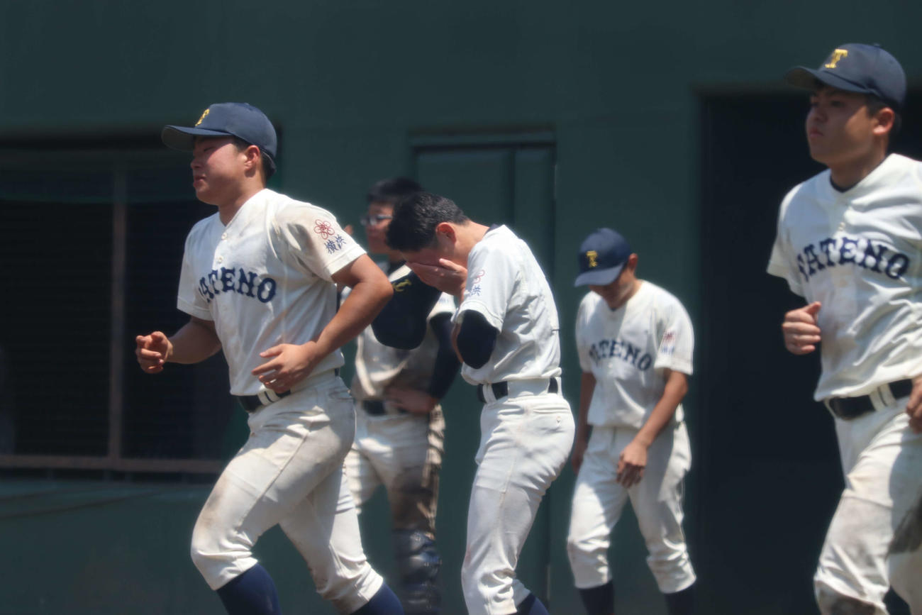 神奈川商工対横浜立野　うなだれる横浜立野ナイン（撮影・勝部晃多）