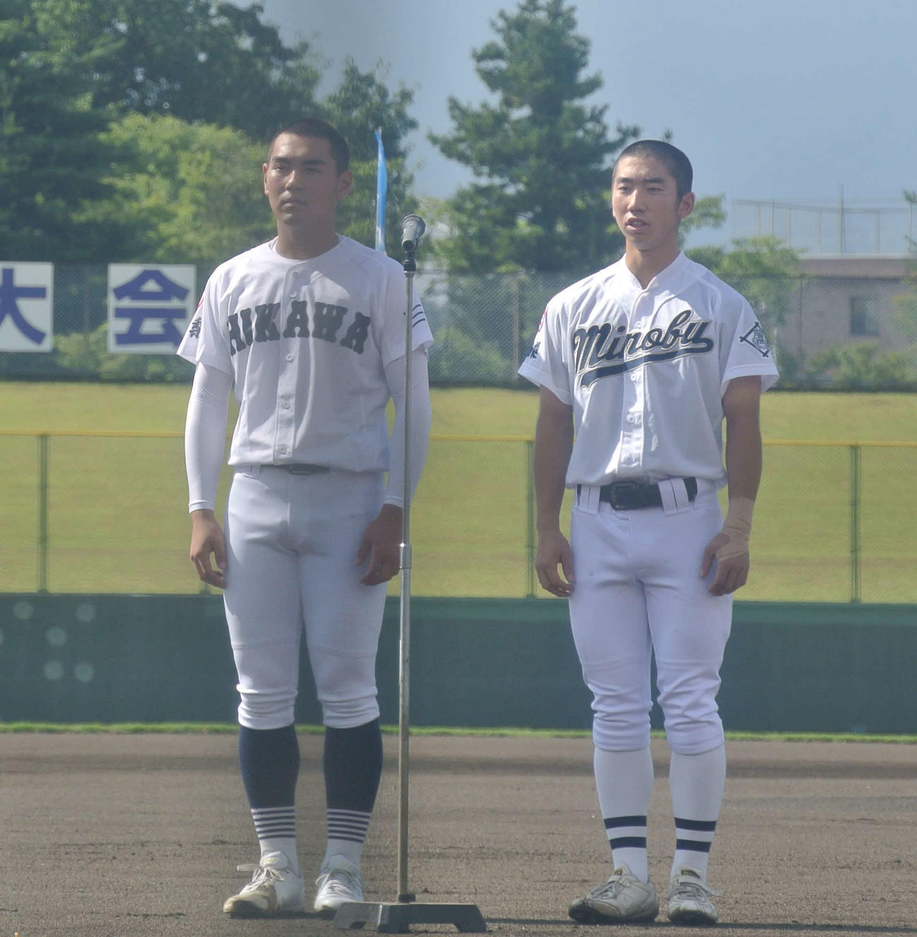 選手宣誓を行う身延・鈴木主将（右）と日川・戸田主将（撮影・井上真）