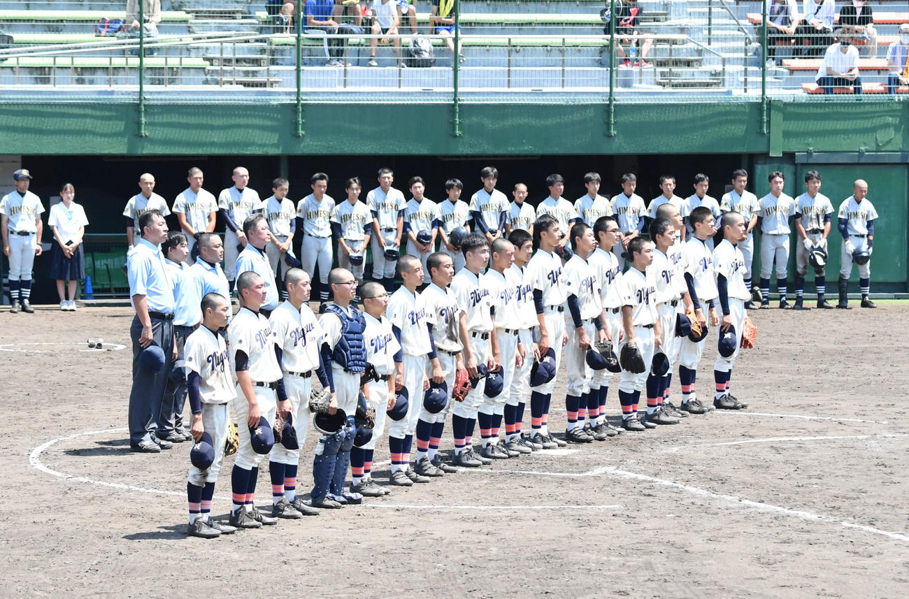 高校野球兵庫大会　姫路商を破り、校歌斉唱する仁川学院の選手たち（撮影・滝沢美穂子）