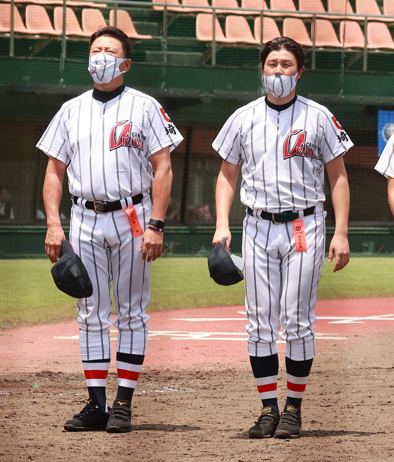 聖望学園対浦和学院　8回コールドで勝利し、応援席にあいさつする浦和学院・森士監督（左）と森大部長（撮影・野上伸悟）