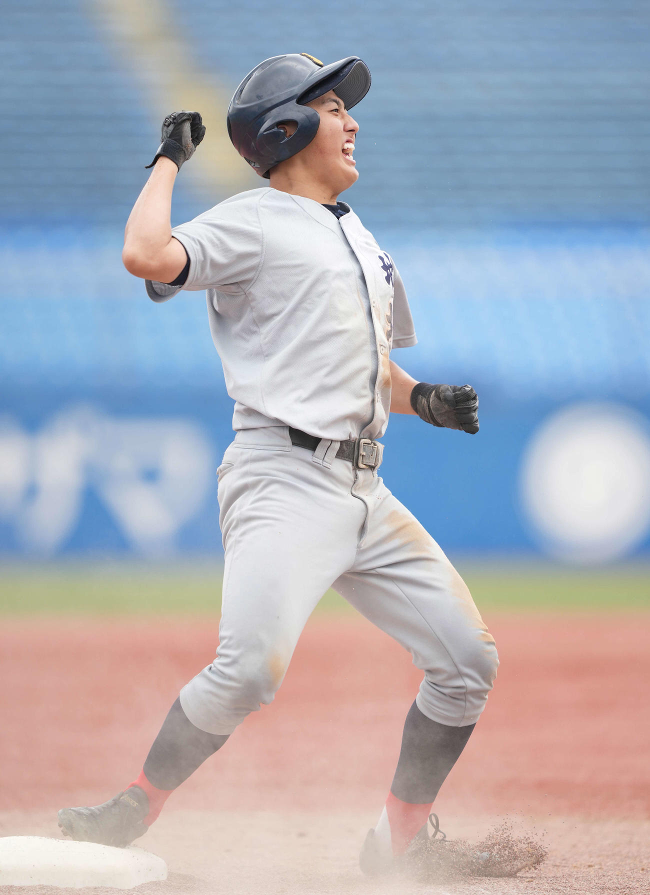 城北対海城　8回表城北2死二塁、左中間に適時三塁打を放った南江は塁上でガッツポーズ（撮影・鈴木みどり）