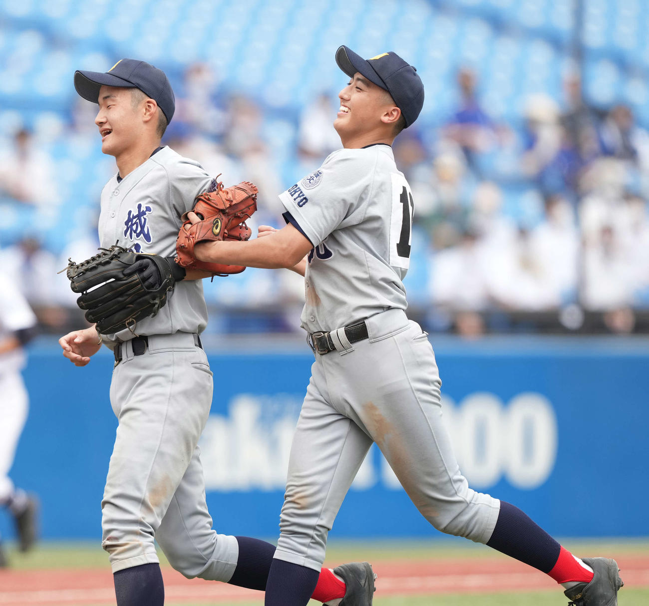 城北対海城　海城に勝利し笑顔の城北・南江（右）（撮影・鈴木みどり）