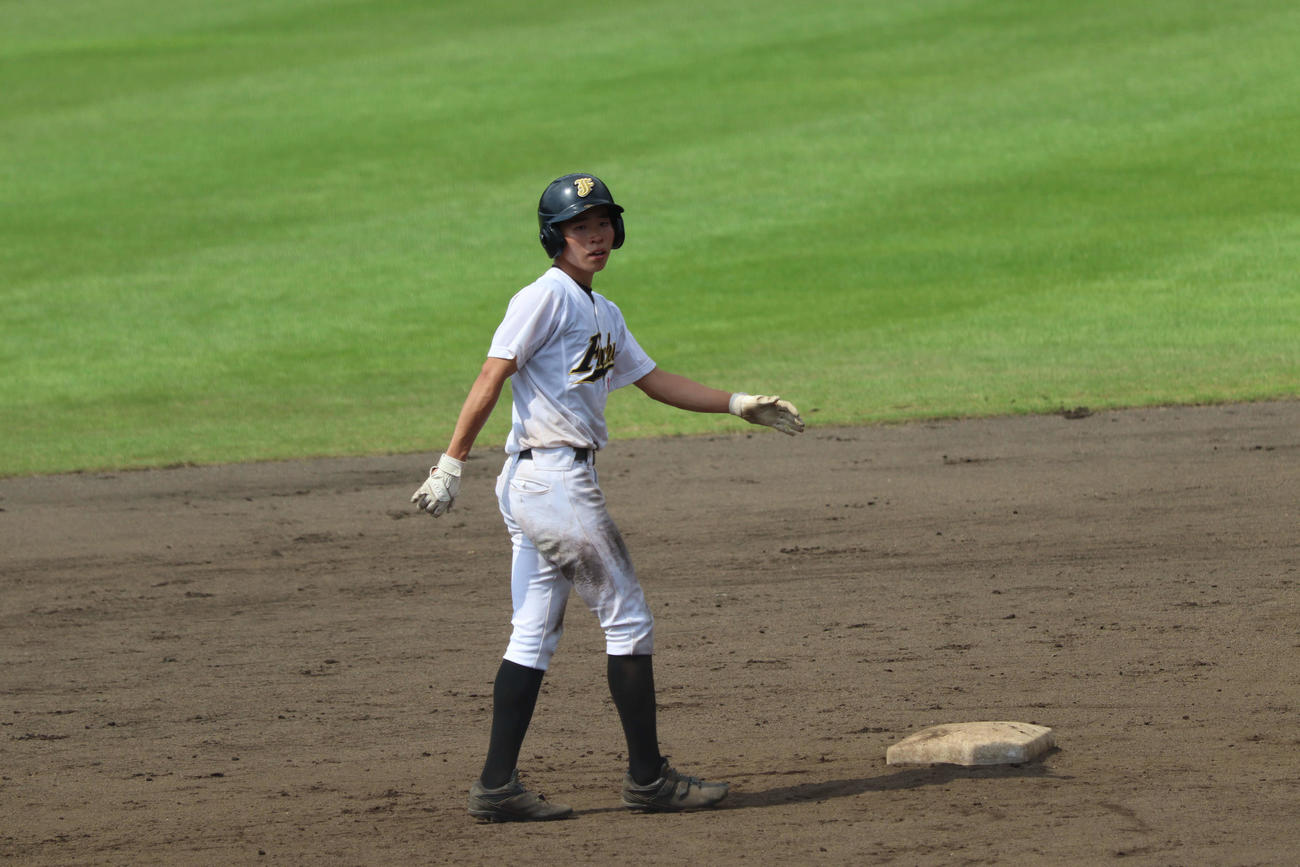 府中東対小平西　8回表府中東1死、一、二塁、左越え適時二塁打を放った池内仁志（撮影・阿部泰斉）