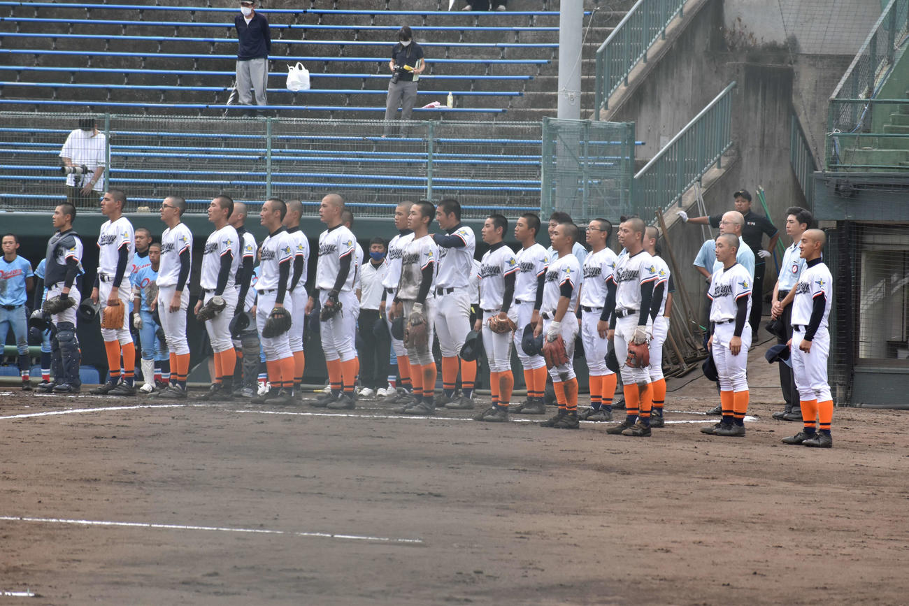 八代清流対小川工　1回戦に勝利し、八代市出身の八代亜紀が作詞作曲した校歌を斉唱する八代清流ナイン（撮影・只松憲）
