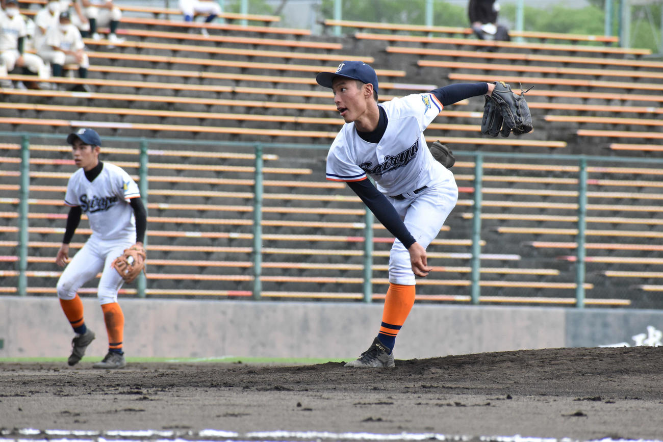 八代清流対小川工　2番手の八代清流・藤吉は1回2／3を無失点に抑える（撮影・只松憲）