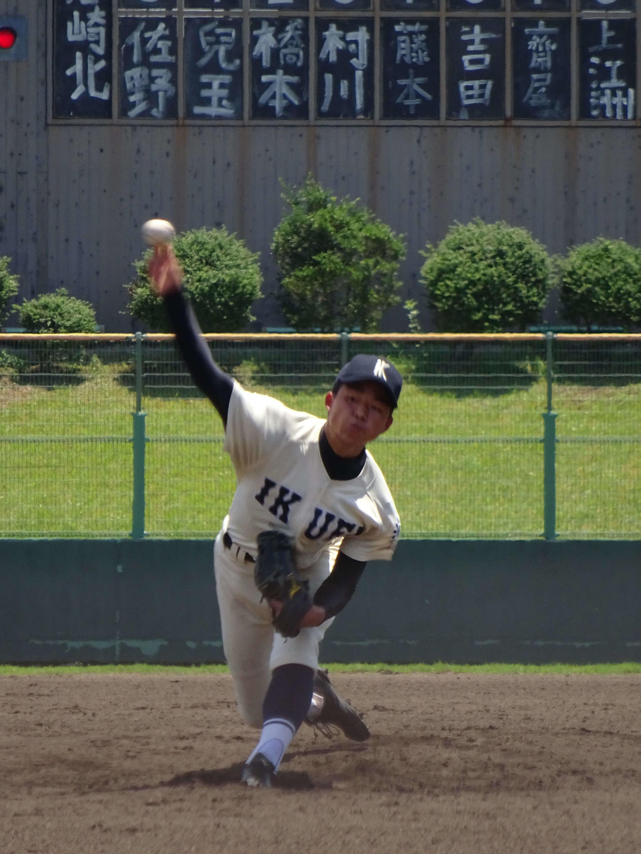 公式戦初登板で先発、8回無失点の好投を見せた育英の山本崇弥斗（撮影・加藤裕一）
