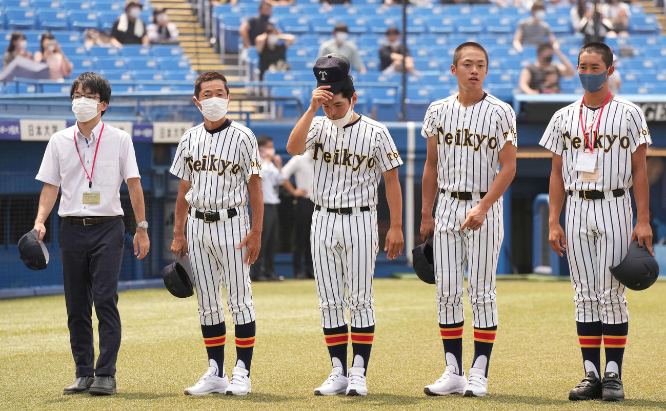 淑徳巣鴨対帝京　淑徳巣鴨に6回コールド勝ちし、整列する帝京・前田監督（左から2人目）（撮影・鈴木みどり）