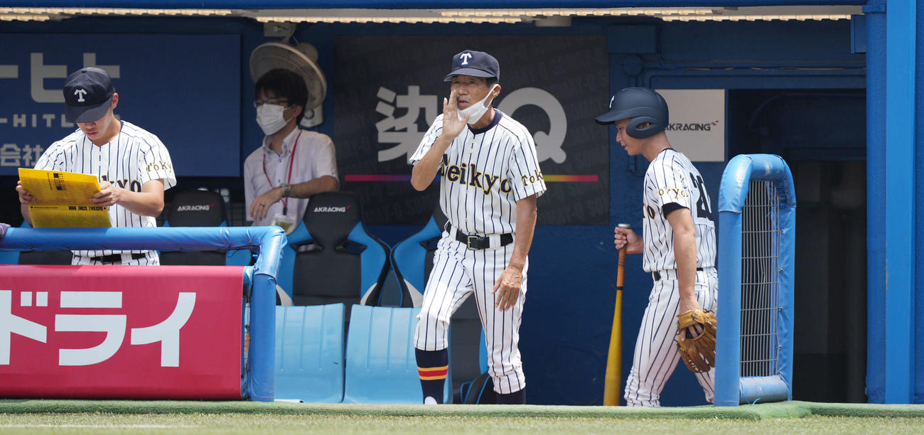 淑徳巣鴨対帝京　4回裏、選手に指示を出す帝京・前田監督（中央）（撮影・鈴木みどり）