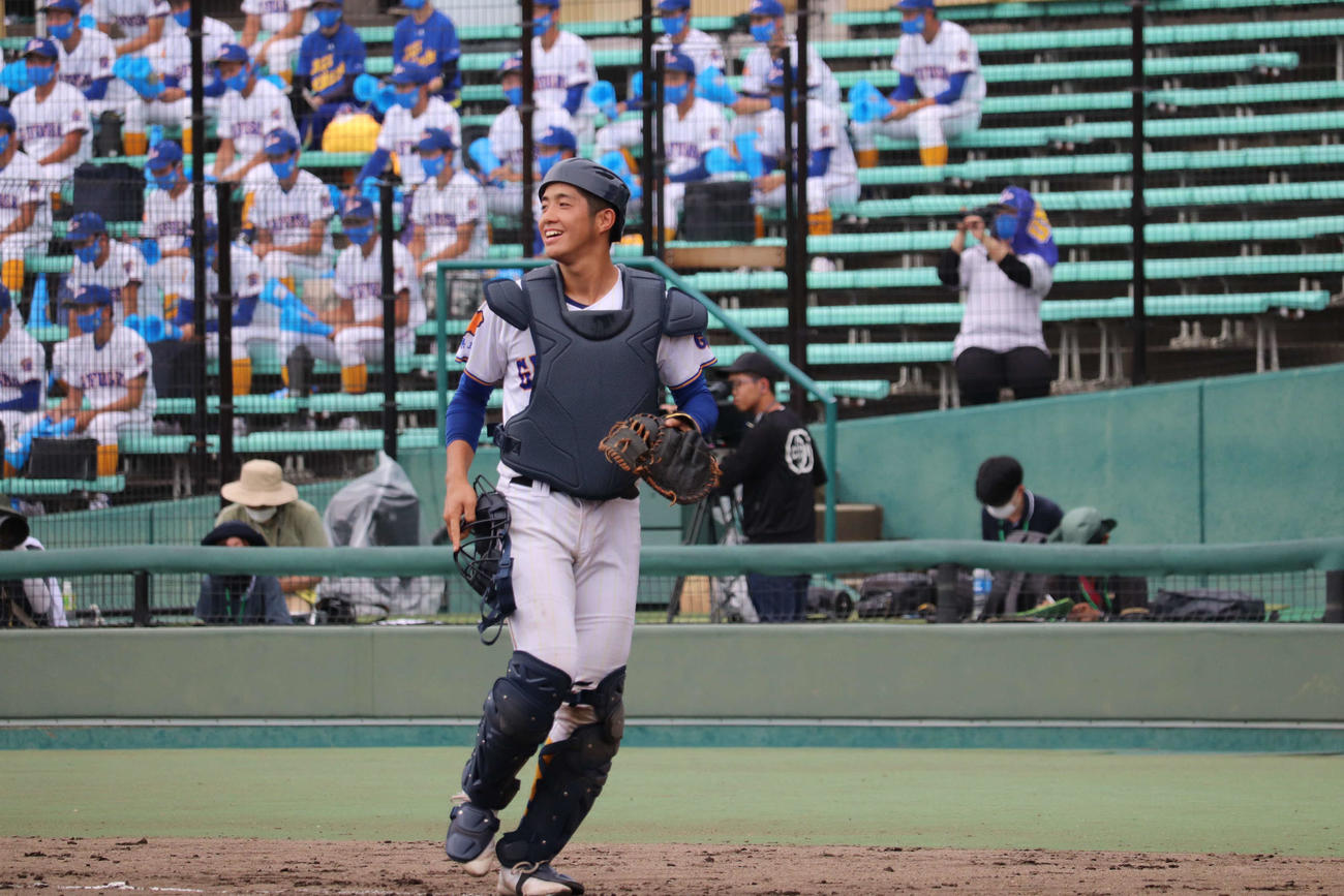 中津対県岐阜商　投手に声をかける県岐阜商・高木（撮影・山崎健太）