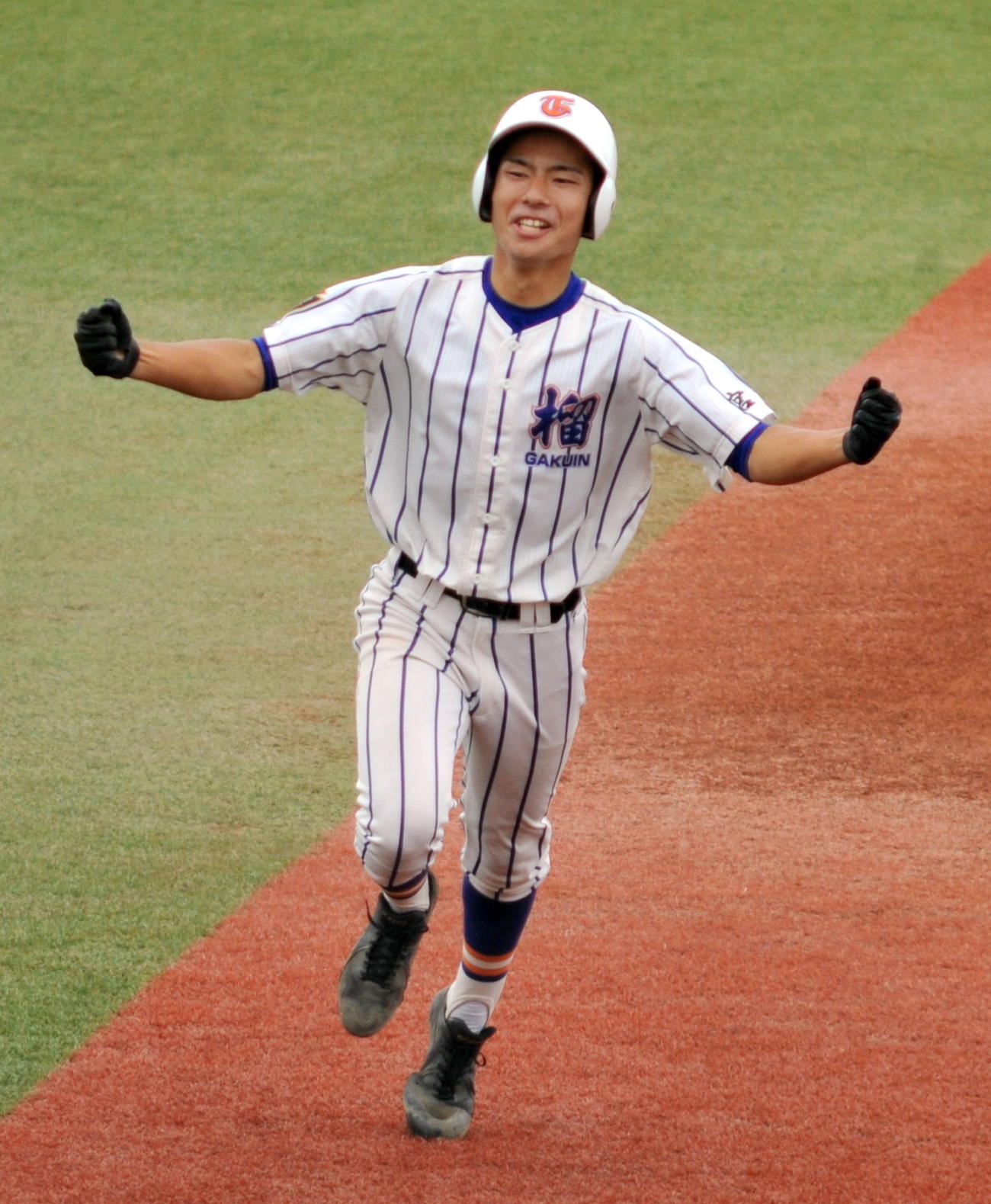 1回、東北学院榴ケ岡・伊東は先頭打者本塁打を放ちガッツポーズ（撮影・佐々木雄高）