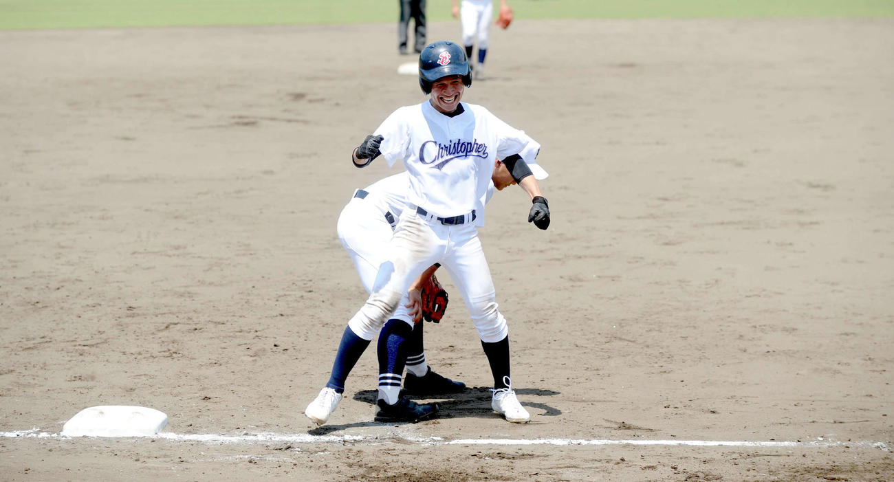 走者一掃打の聖隷・山田は、笑顔でガッツポーズ