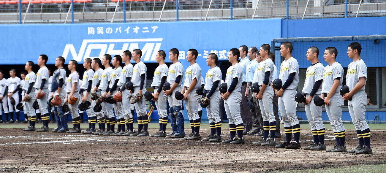 花輪対湯沢翔北　5回コールド勝ちし校歌を歌う湯沢翔北ナイン（撮影・山田愛斗）