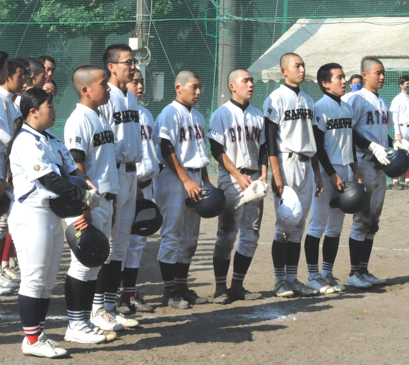 整列する、右から熱海の田辺、2人おいて望月、八木、日吉