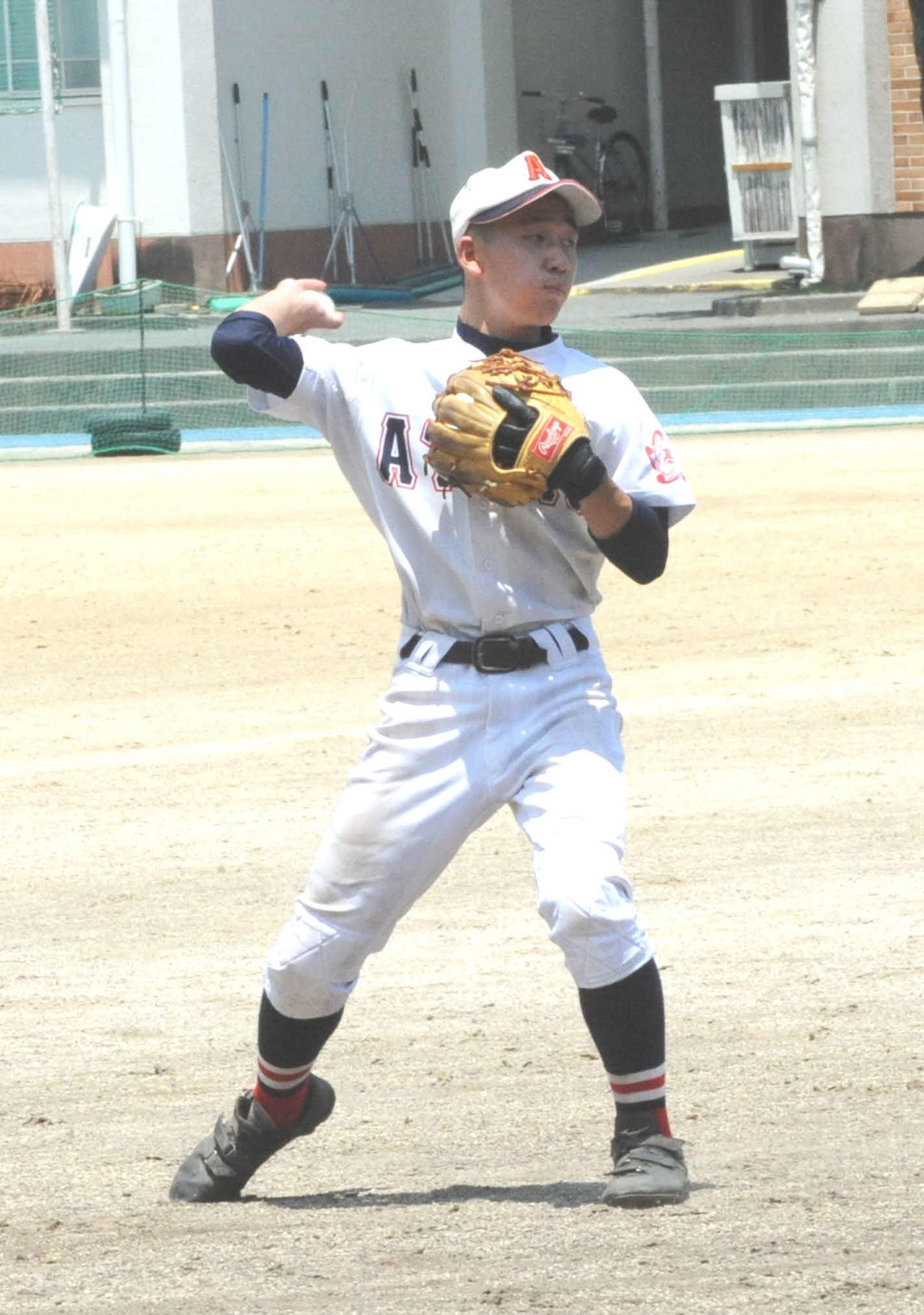 守備で送球する熱海の望月遊撃手