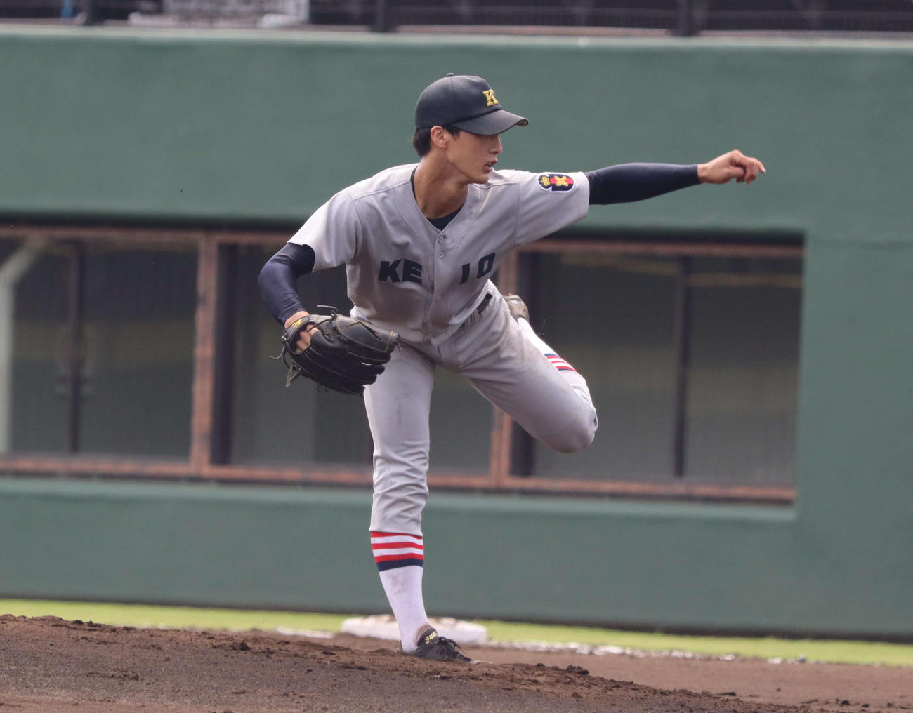 慶応対桐蔭学園　先発する慶応・荒井（撮影・勝部晃多）