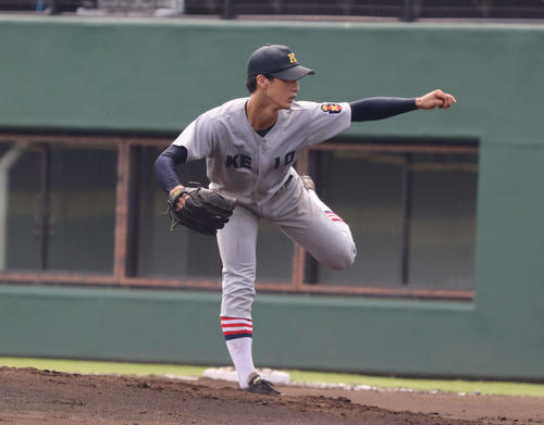 慶応対桐蔭学園 先発する慶応・荒井(撮影・勝部晃多)