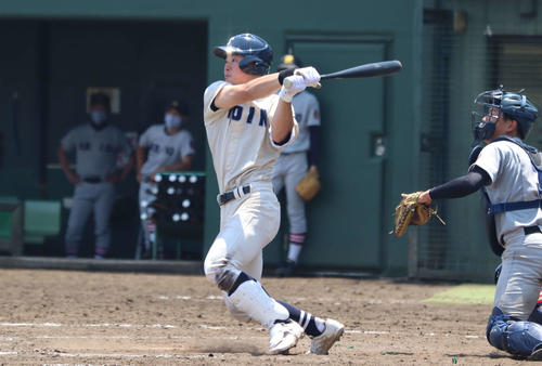 高校野球神奈川大会 慶応対桐蔭学園 5回裏桐蔭学園2死満塁、左翼フェンス直撃の2点適時二塁打を放つ相沢(撮影・勝部晃多)