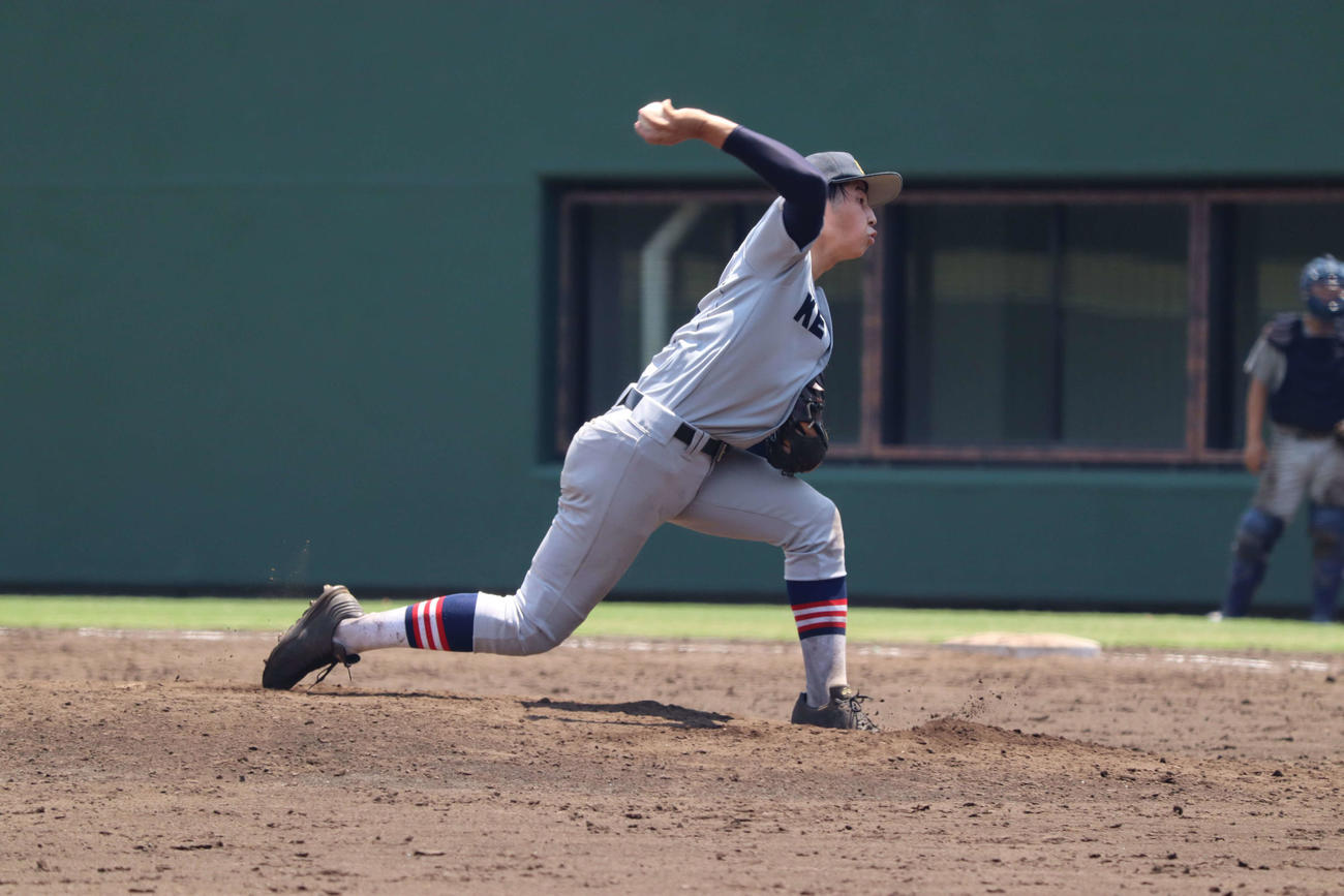 高校野球神奈川大会　慶応対桐蔭学園　4回裏救援する慶応エース・前田（撮影・勝部晃多）