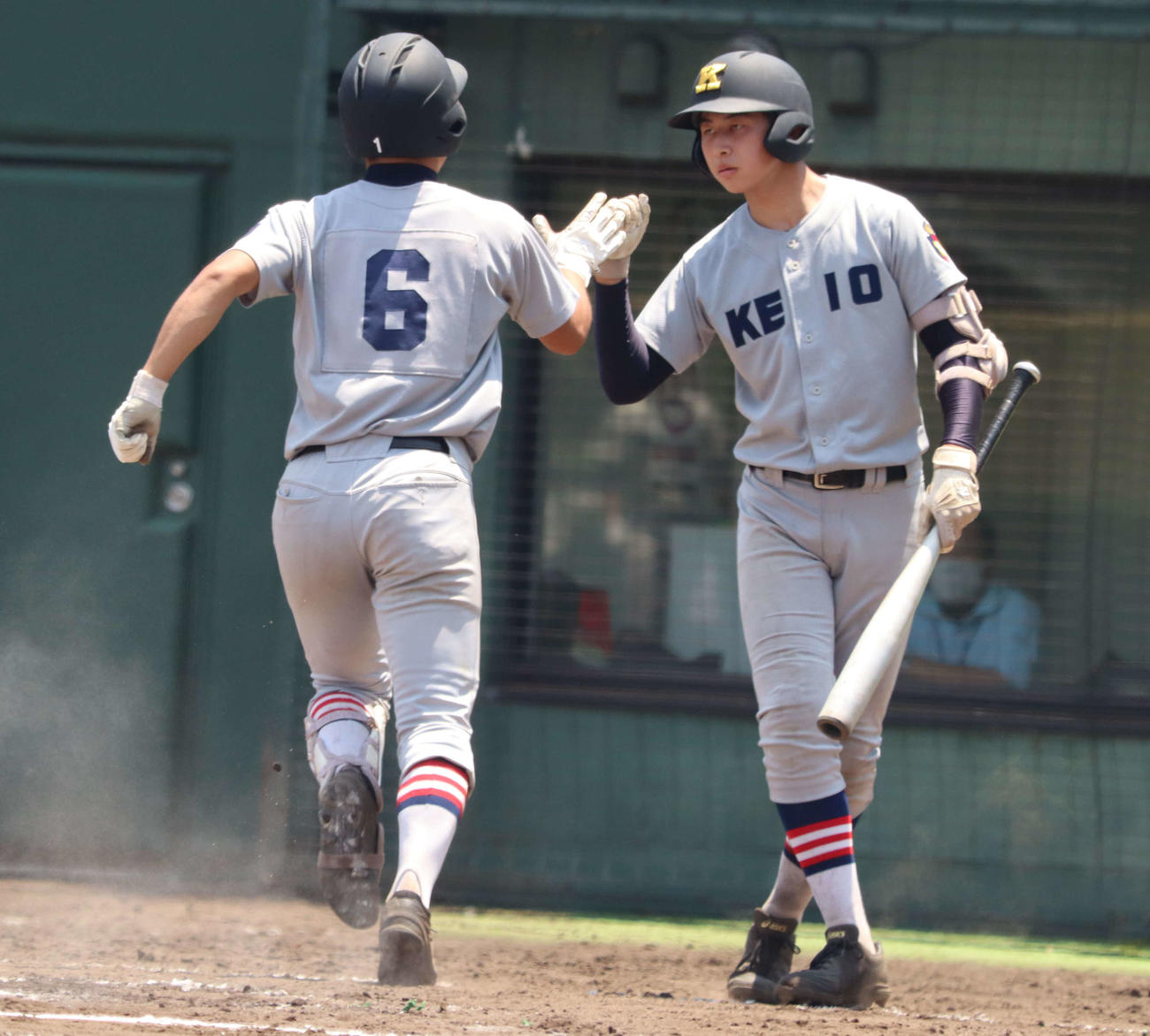高校野球神奈川大会　慶応対桐蔭学園　7回無死、左越え本塁打を放ち次打者・前田とハイタッチを交わす二宮（左）（撮影・勝部晃多）