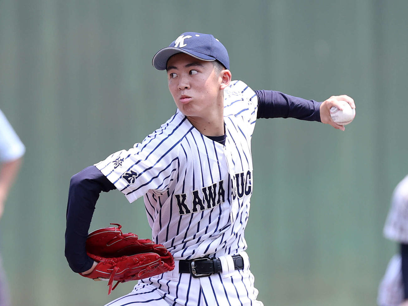 2番手で力投する川口市立・里川（撮影・鈴木正人）