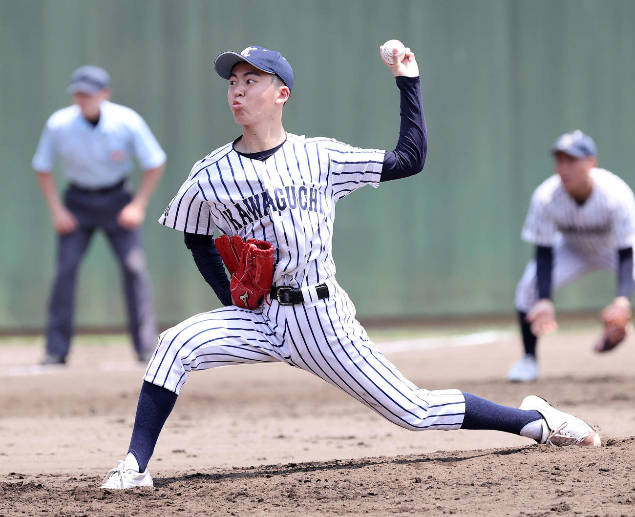 2番手で力投する川口市立・里川（撮影・鈴木正人）